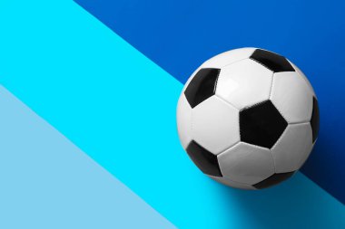Renkli arka planda futbol topu