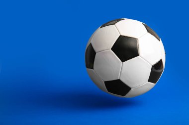 futbol topu mavi arkaplanda