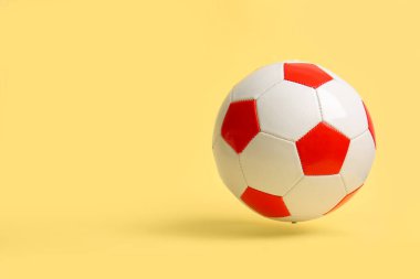 Bej arka planda futbol topu