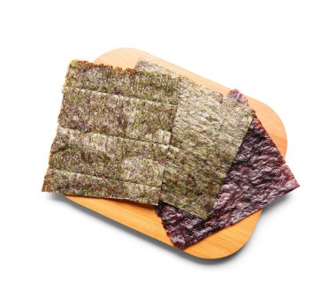 Beyaz arka planda doğal nori çarşafları olan ahşap tahta.