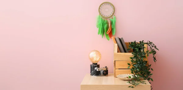 Stylish Dream Catcher Hanging Pink Wall Table Photo Camera Lamp — Stock Photo, Image