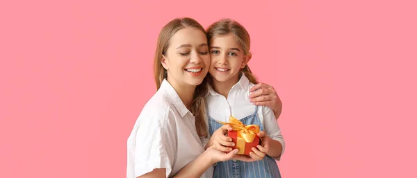 Klein Meisje Haar Moeder Met Geschenk Roze Achtergrond — Stockfoto