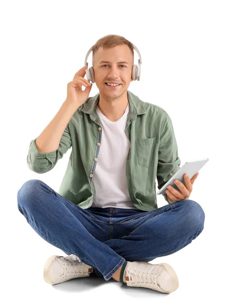 Νεαρός Άνδρας Ακουστικά Και Tablet Υπολογιστή Λευκό Φόντο Ηλεκτρονική Εκπαίδευση — Φωτογραφία Αρχείου