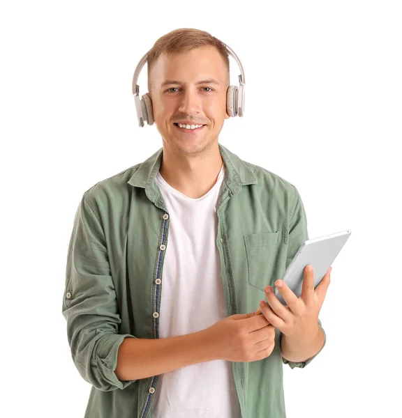 白い背景にヘッドフォンとタブレットコンピュータを持つ若い男 オンライン教育 — ストック写真