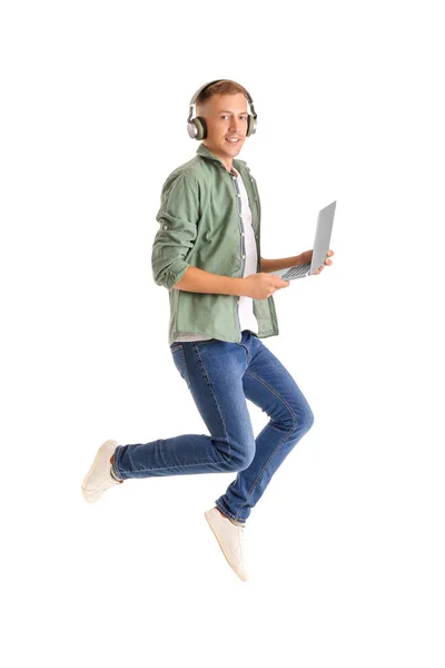 带着耳机和笔记本电脑的年轻人在白色背景上跳跃 网上教育 — 图库照片