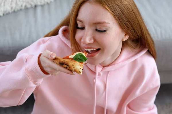 Junge Frau Isst Leckere Pizza Hause Nahaufnahme — Stockfoto