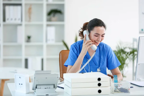 Női Orvosi Asszisztens Telefonon Beszél Klinikán Munkahelyen — Stock Fotó