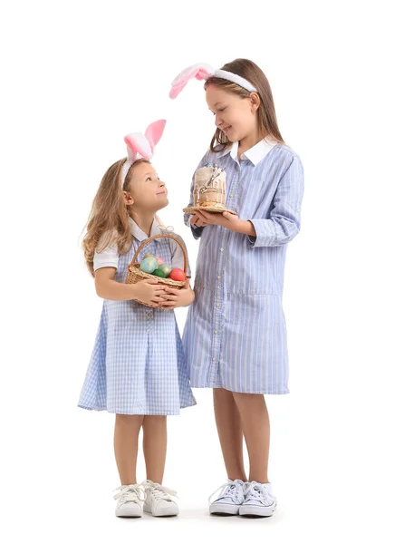 小さな女の子でウサギの耳とともにイースターエッグとケーキ上の白い背景 — ストック写真