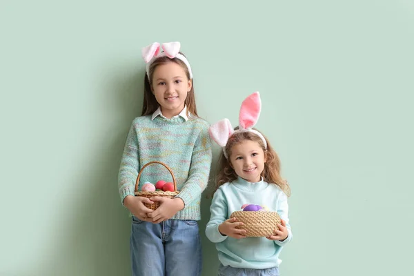 Kleine Meisjes Konijnenoren Met Manden Van Paaseieren Groene Achtergrond — Stockfoto