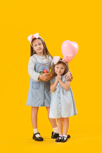 Kleine Meisjes Konijnenoren Met Paaseieren Ballon Gele Achtergrond — Stockfoto