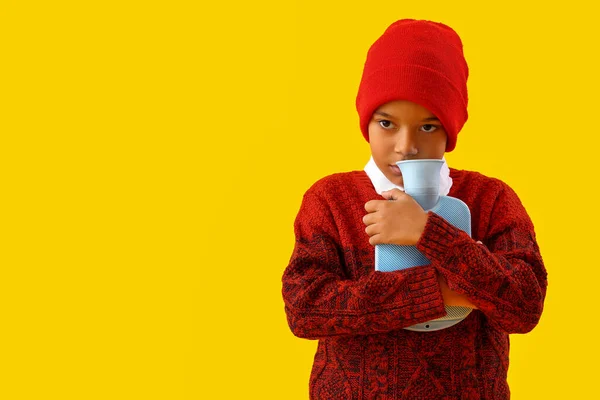 Niño Afroamericano Enfermo Con Botella Agua Caliente Sobre Fondo Amarillo — Foto de Stock