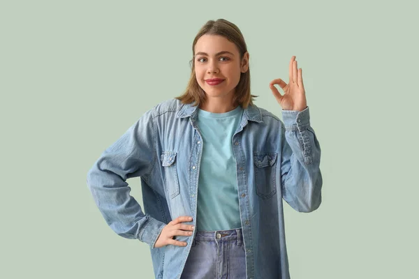 Mladá Žena Džínové Košili Ukazující Zeleném Pozadí — Stock fotografie