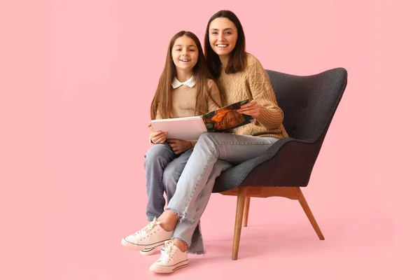 Little Girl Her Mother Book Sitting Armchair Pink Background — Stock Photo, Image