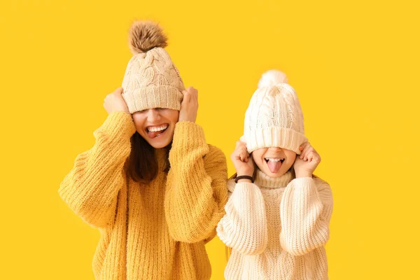 Funny Little Girl Her Mother Warm Hats Sweaters Yellow Background — Stock Photo, Image