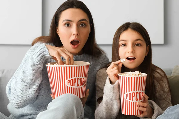 Kleines Mädchen Und Ihre Mutter Warmen Pullovern Mit Popcorn Vor — Stockfoto