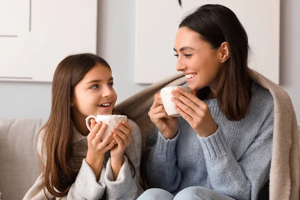 小さな女の子と彼女の母親とともにお茶のカップ家に座って — ストック写真