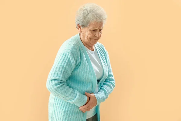 Senior Woman Appendicitis Beige Background — Stock Photo, Image