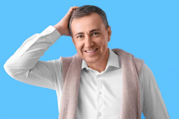 Reifer Mann Hemd Lächelt Auf Blauem Hintergrund Nahaufnahme — Stockfoto