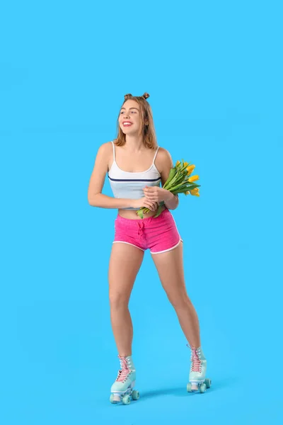 Attraktive Junge Frau Rollschuhen Mit Tulpen Auf Blauem Hintergrund — Stockfoto