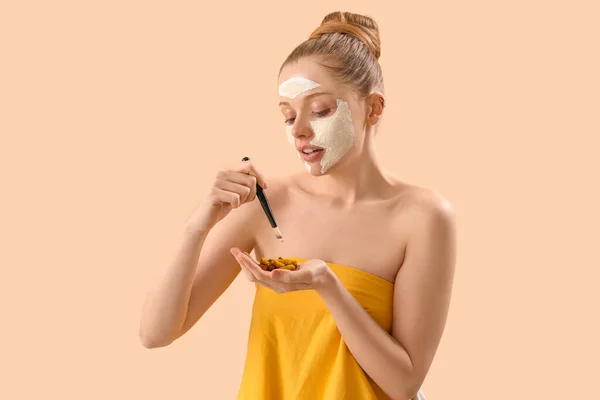 Mujer Joven Con Máscara Cúrcuma Aplicada Cepillo Raíces Sobre Fondo —  Fotos de Stock