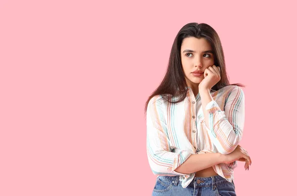 Nachdenkliche Junge Frau Hemd Auf Rosa Hintergrund — Stockfoto
