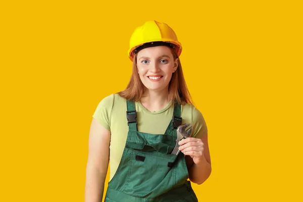 Vrouwelijke Bouwer Hardhoed Gele Achtergrond — Stockfoto