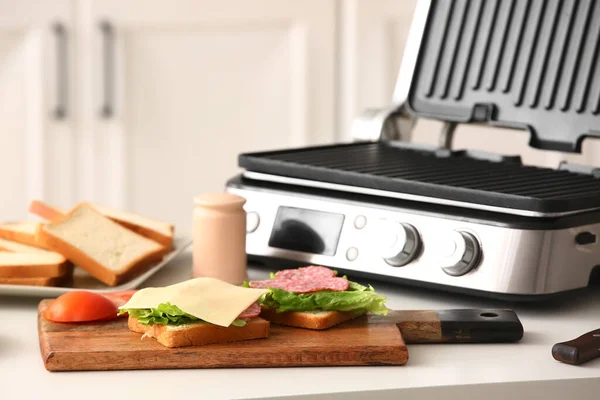 Смачні Бутерброди Біля Сучасного Електричного Гриля Столі Кухні — стокове фото