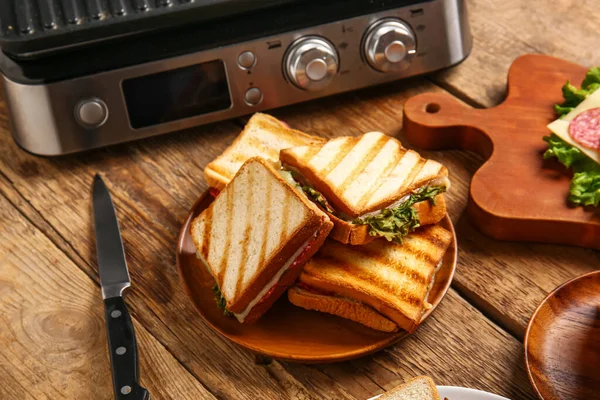 Plate Delicious Sandwiches Modern Electric Grill Wooden Table — Stock Photo, Image