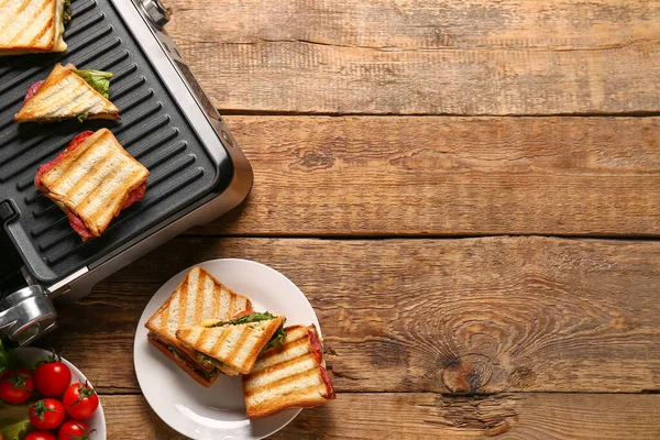 Composition Modern Electric Grill Delicious Sandwiches Wooden Background — Stock Photo, Image