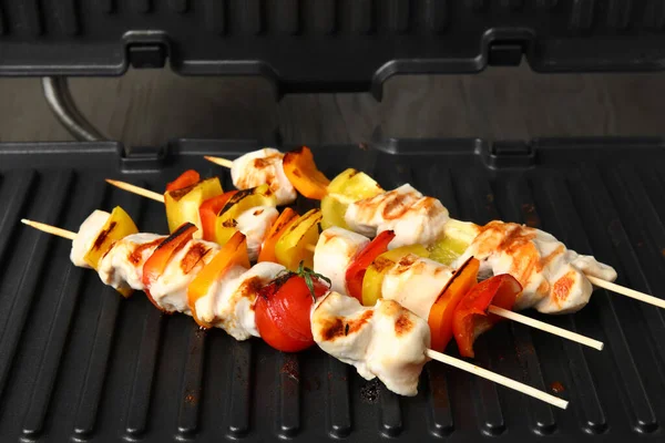 Modern Electric Grill Tasty Chicken Skewers Vegetables Table Closeup — Stock Photo, Image