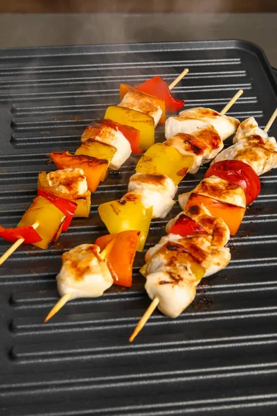 Modern Electric Grill Tasty Chicken Skewers Vegetables Table — Stock Photo, Image