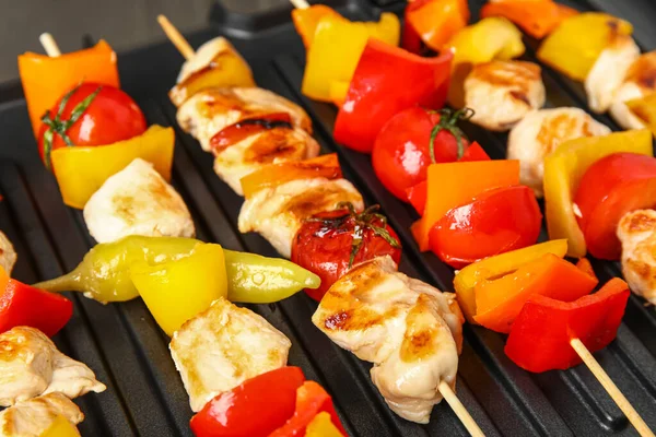 Modern Electric Grill Tasty Chicken Skewers Vegetables Table Closeup — Stock Photo, Image