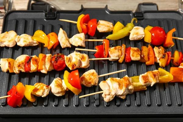Modern Electric Grill Tasty Chicken Skewers Vegetables Table — Stock Photo, Image