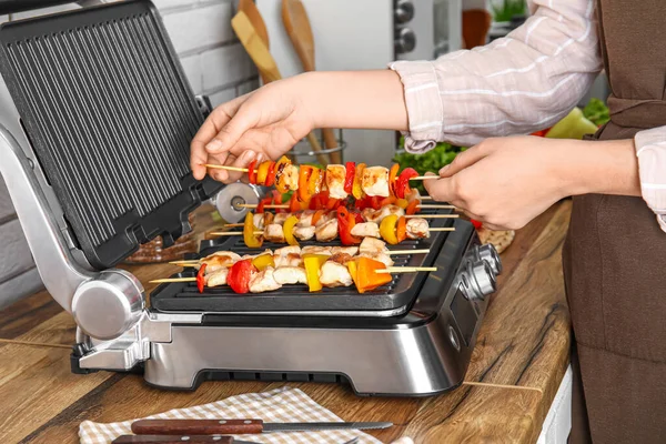 부엌에 식탁에 현대식 그릴에서 맛있는 닭고기 스커어 야채를 요리하는 — 스톡 사진