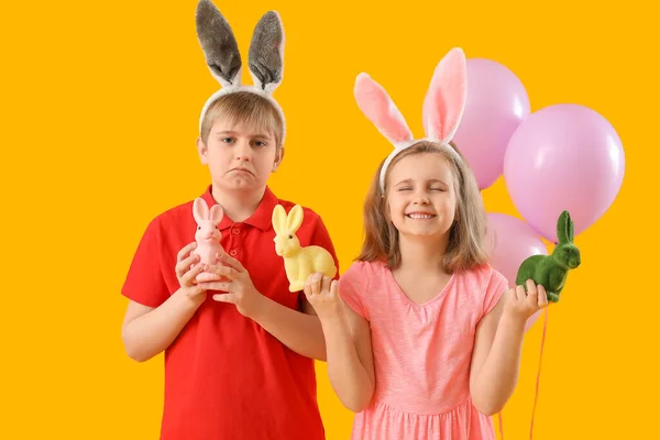 Kleine Kinderen Konijnenoren Met Paashaas Ballonnen Gele Achtergrond — Stockfoto