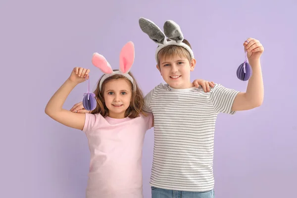 Kağıt Kulaklı Küçük Çocuklar Eflatun Arkaplanlı Paskalya Yumurtaları — Stok fotoğraf