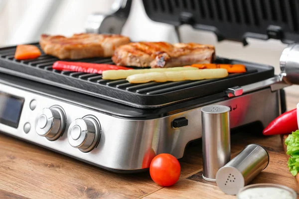 Modern Electric Grill Tasty Steaks Vegetables Table Closeup — Stock Photo, Image