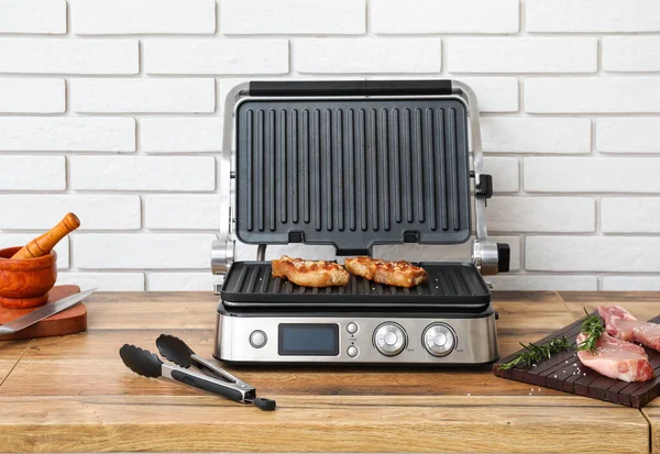 Modern Electric Grill Tasty Steaks Table White Brick Wall — Stock Photo, Image