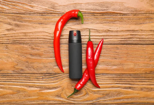 Spraya Med Chili Paprika Trä Bakgrund — Stockfoto