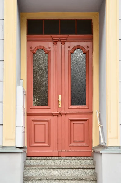 View City Building Red Wooden Door Steps — Stock Photo, Image