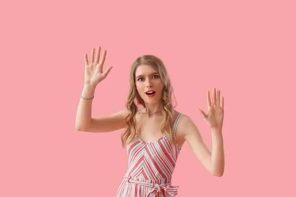 Zaskoczona Młoda Kobieta Pokazuje Ręce Różowym Tle — Zdjęcie stockowe