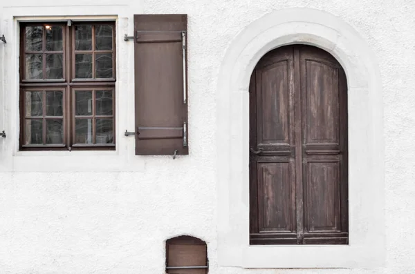 Blick Auf Weißes Gebäude Mit Holzfenstern — Stockfoto