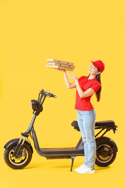Kurierka Hulajnogą Smaczną Pizzą Żółtym Tle — Zdjęcie stockowe
