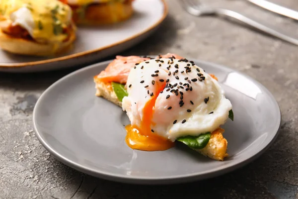 Plate Tasty Egg Benedict Grey Grunge Table Closeup — Stock Photo, Image