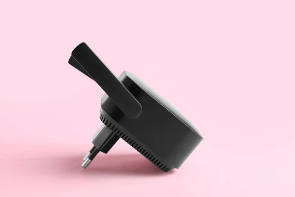 Black Wifi Repeater Pink Background — Stock Photo, Image