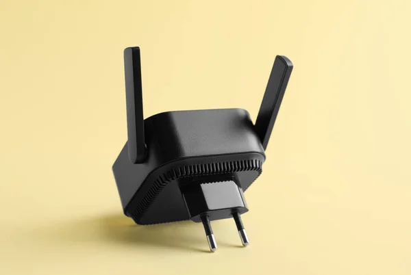 Czarny Wzmacniacz Wifi Beżowym Tle — Zdjęcie stockowe