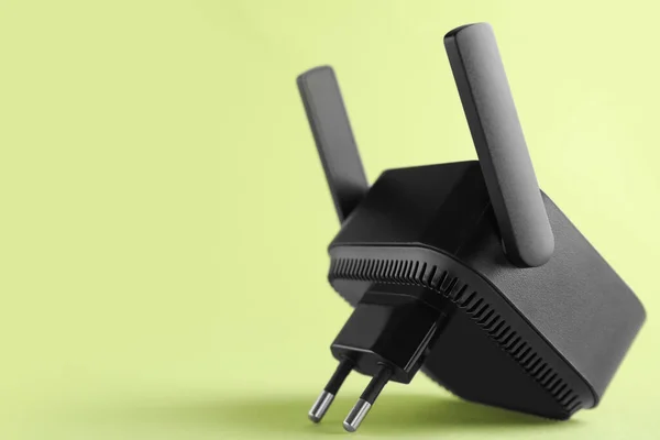Black Wifi Repeater Green Background — Stock Photo, Image