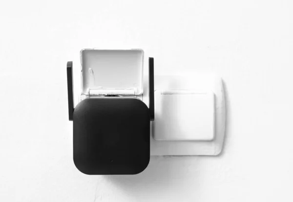 Repetidor Wifi Preto Tomada Elétrica Parede Branca — Fotografia de Stock