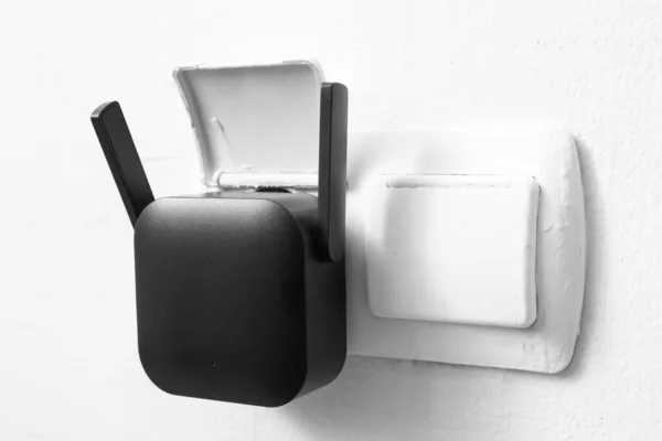 Fekete Wifi Ismétlő Elektromos Aljzat Fehér Falon — Stock Fotó