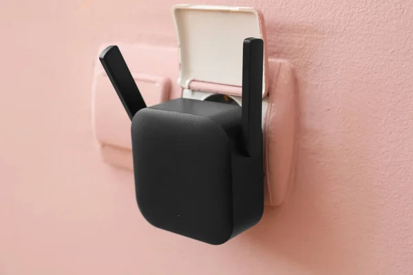 Fekete Wifi Ismétlő Elektromos Aljzat Rózsaszín Falon — Stock Fotó